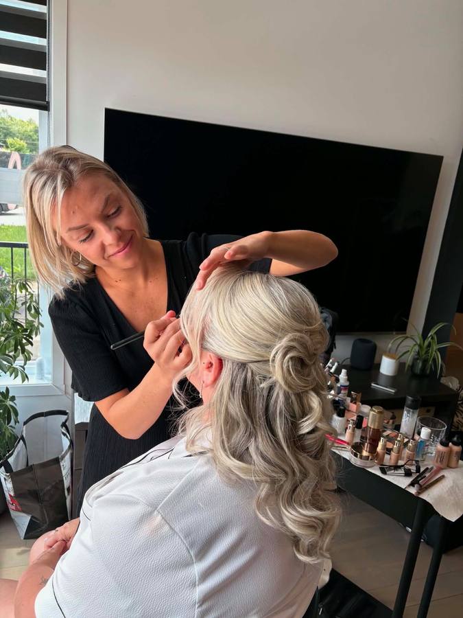 Véronique Grenier au travail, coiffure et maquillage